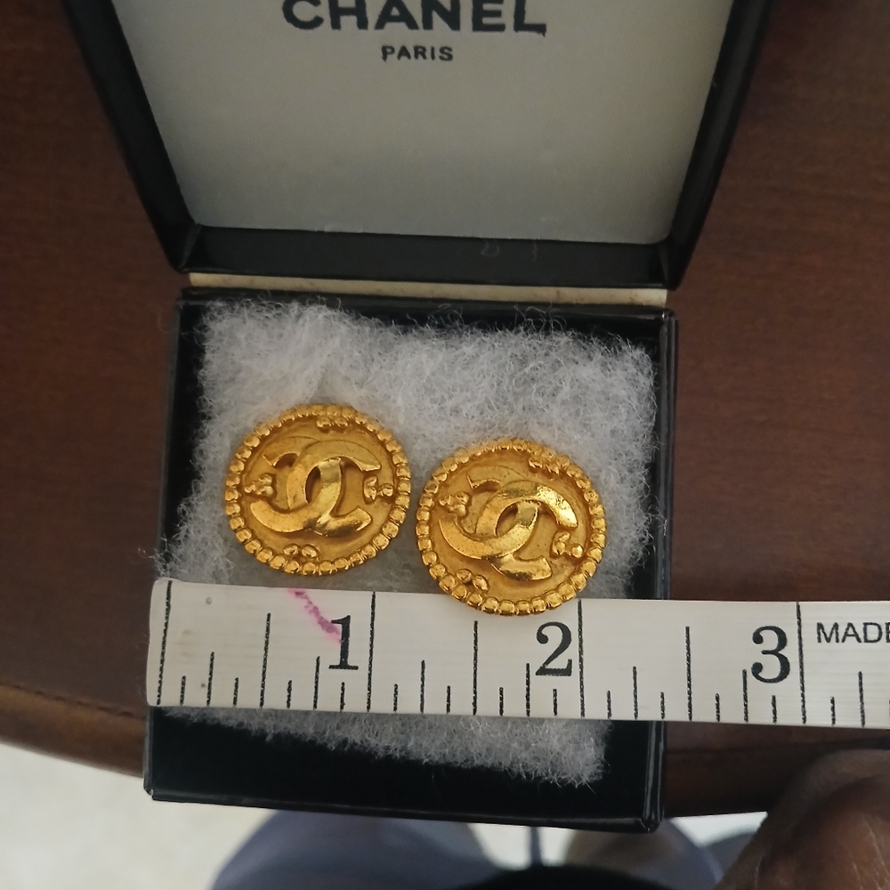 Authentic CHANEL CC Logos Button Motif Earrings Gold-Tone Clip-On 95A - Picture 3 of 3